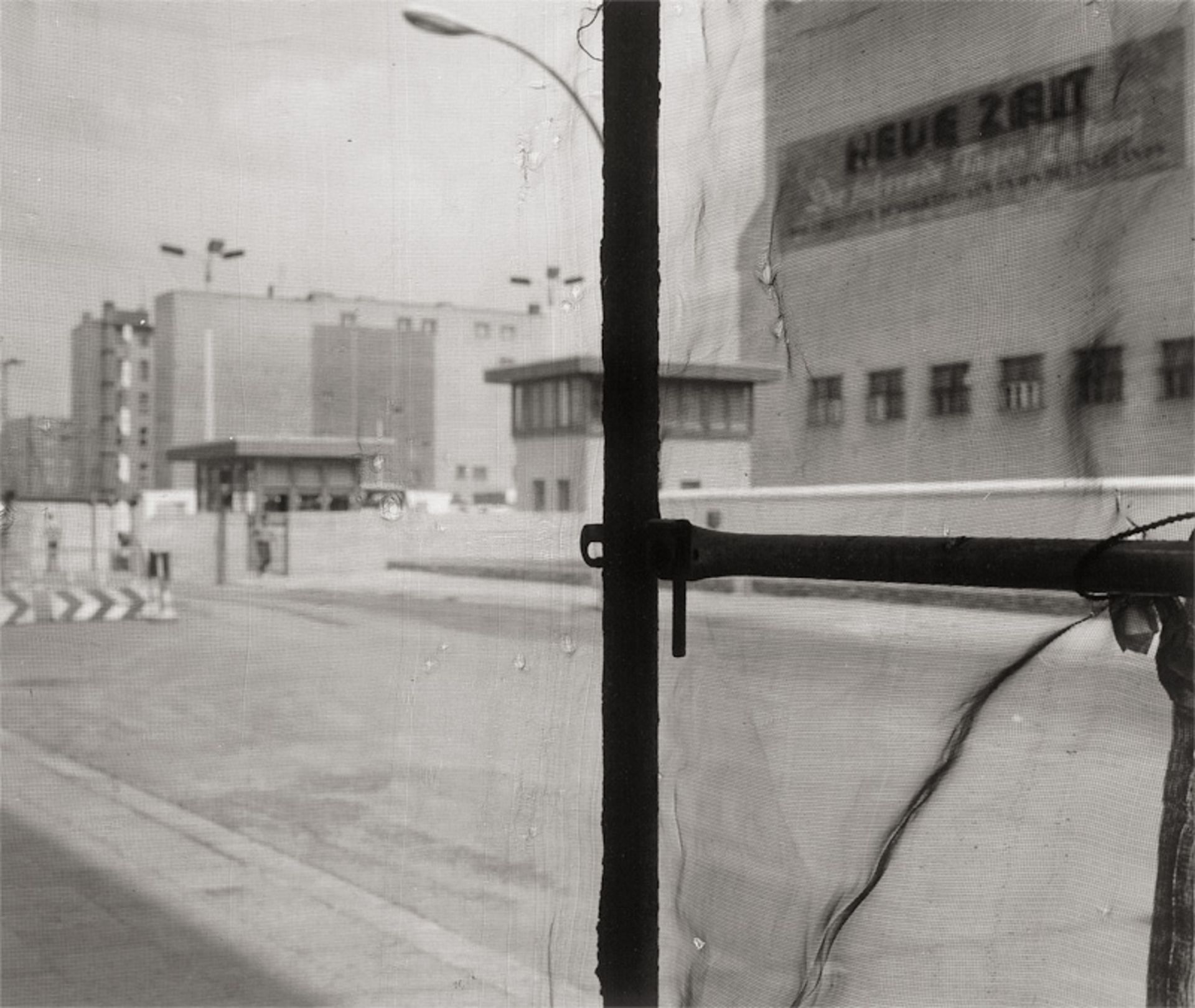 Schmidt, Michael: Image from the series "Waffenruhe" (Checkpoint Charlie)