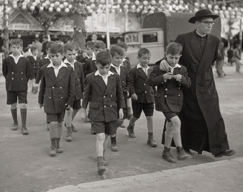 List, Herbert: School class with priest, Rome