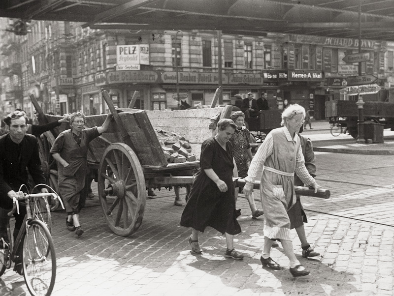 Hensky, Herbert: Trümmerfrauen in Schönhauser Allee, Berlin