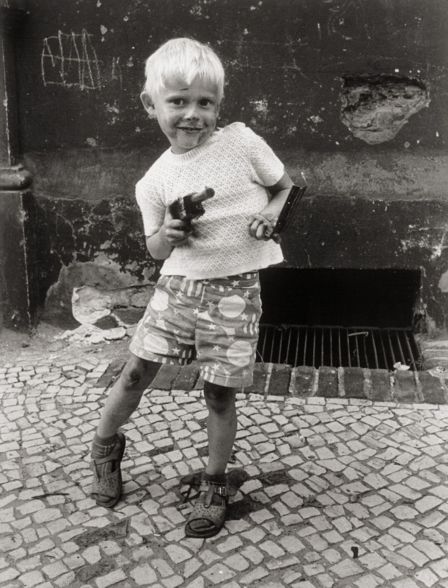 Christel, Detlef: Boy with toy gun, Berlin