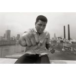 Hoepker, Thomas: Muhammad Ali in front of the Skyline of Chicago