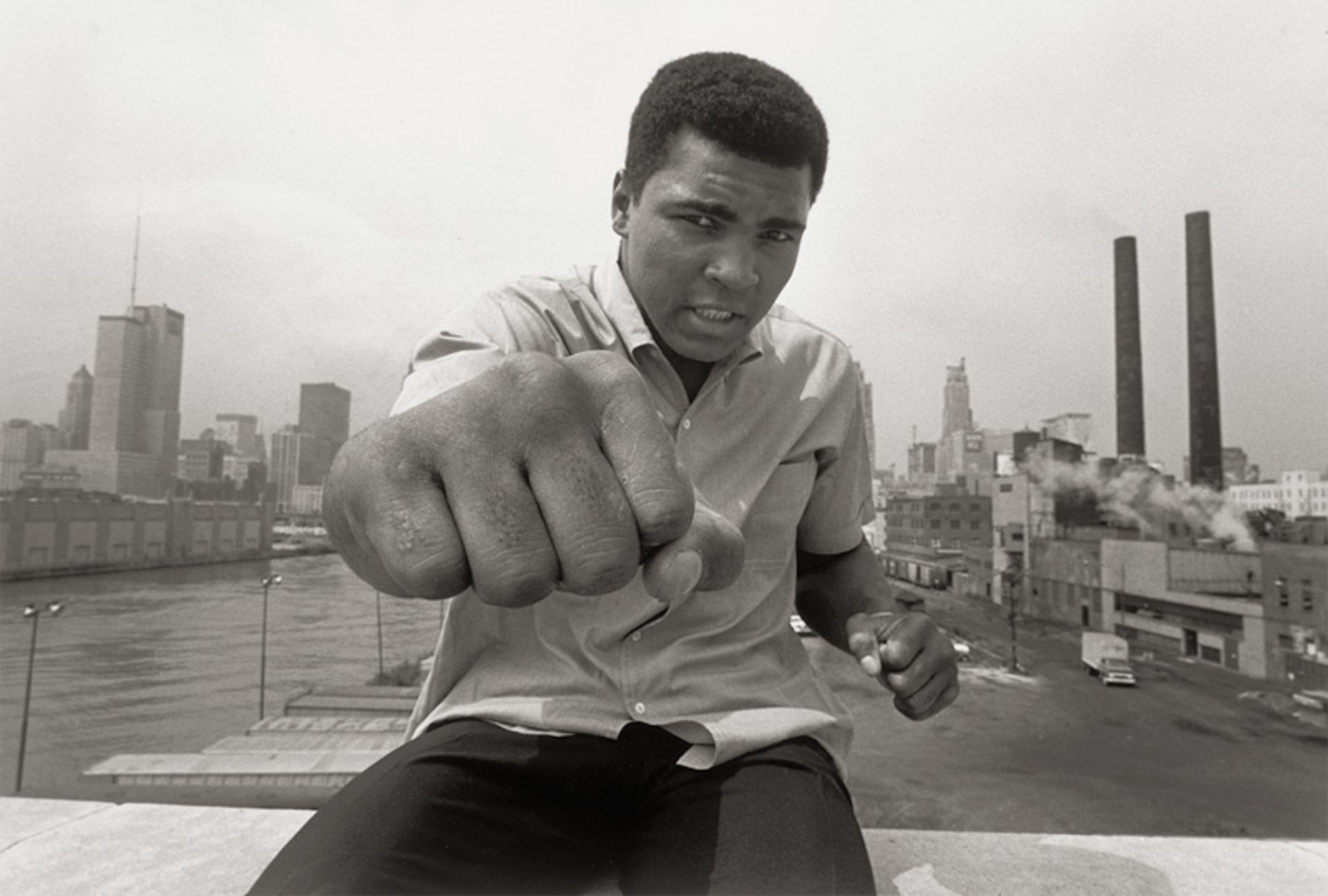 Hoepker, Thomas: Muhammad Ali in front of the Skyline of Chicago