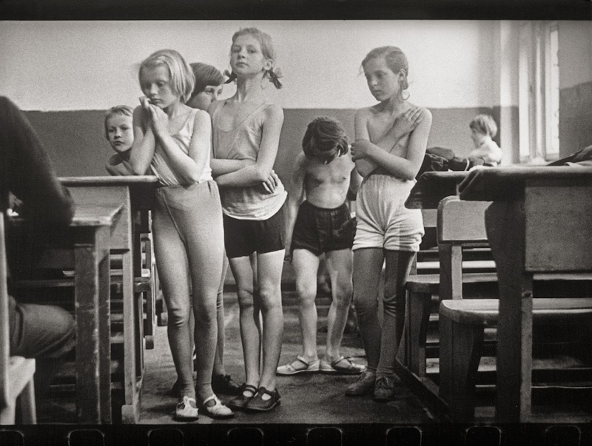 Sutkus, Antanas: Country Children Competition to the Art School, 2