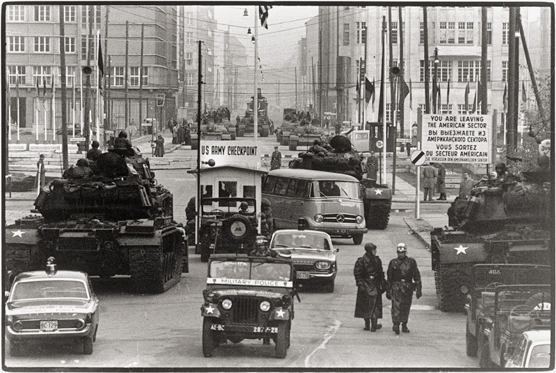 McBride, Will: Russische Panzer gegenüber amerikanische in der Friedric...