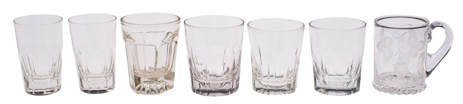 A mixed group of drinking glasses, comprising an ale mug engraved with hops and barley, - Image 2 of 6