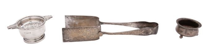 A silver pastry serving tongs by James Deakin & Sons, Sheffield 1910, engraved King's shape,