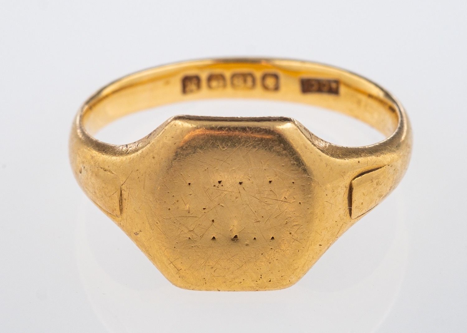 A gold ring signet ring, hallmarked 18ct, Birmingham 1936, weight 7.