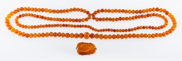 A 1920's amber flapper girl necklace, length 120 cm,