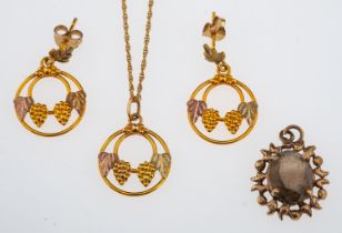 Lanoire earring and pendant set in the form of bunches of grapes, boxed,