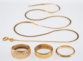 A group of gold jewellery, band ring with woven design, two wedding bands and a fine chain,