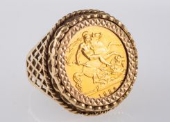 A 1/2 Sovereign ring, the 1982 1/2 Sovereign in a ring mount, stamped 375, ring size Q 1/2,