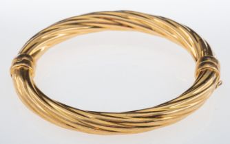 A hinged bangle with twist design, 9ct gold, weight 15.