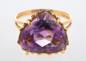 A vintage gold amethyst ring, handcrafted yellow metal mount mount,