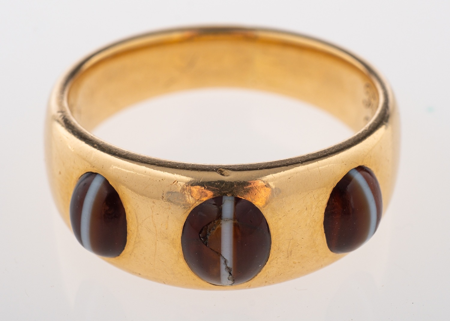 A late Victorian 18ct gold banded onyx ring