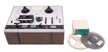 An Akai Model 4000D reel to reel recorder, serial number 80304-02846, 31x40x14cm, with accessories.