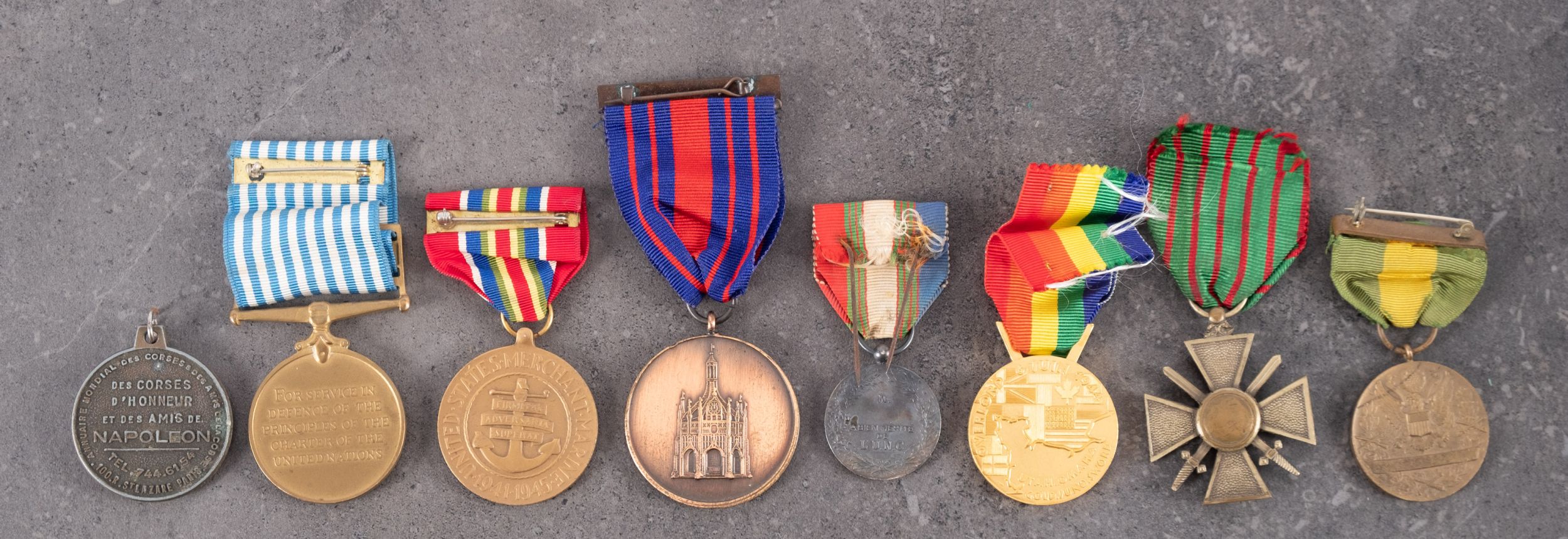 An United Nations Korea Medal, together with a small collection of world medals. - Image 2 of 2