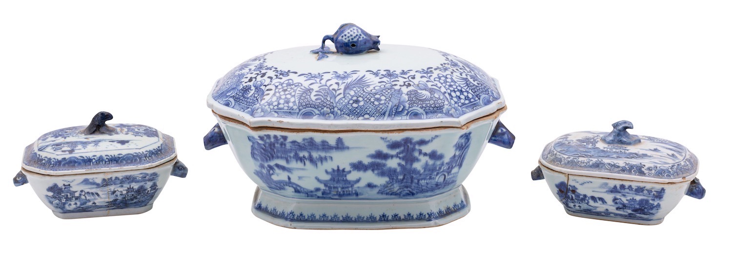 A Chinese blue and white tureen and cover of shaped rectangular form with pomegranate finial and - Image 2 of 2