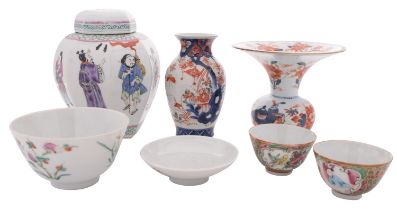 A mixed lot of Chinese porcelain, Qing dynasty and later comprising a Chinese Imari spittoon,