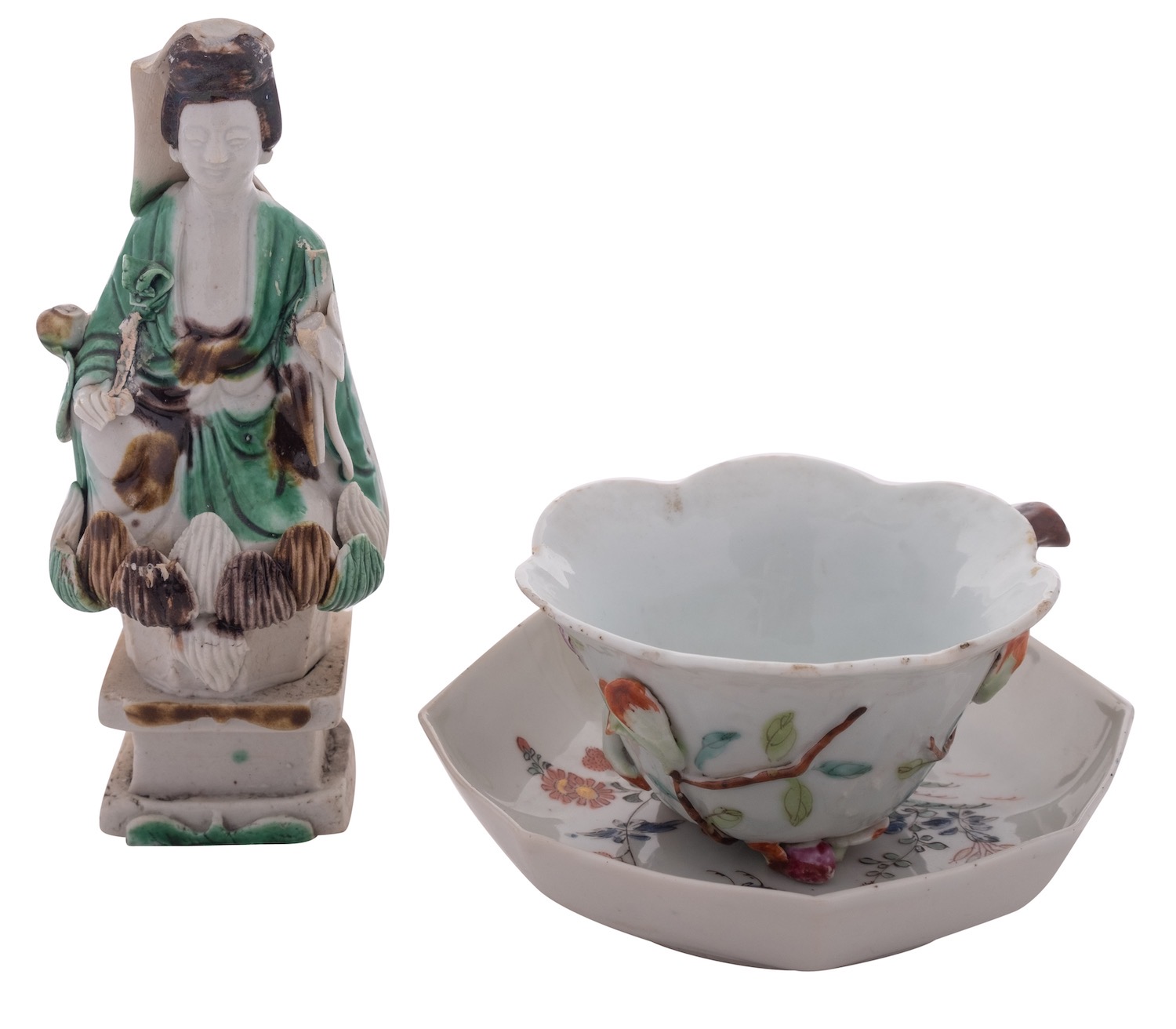 A small mixed lot of Chinese porcelain comprising an octagonal famille verte saucer decorated in