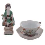 A small mixed lot of Chinese porcelain comprising an octagonal famille verte saucer decorated in
