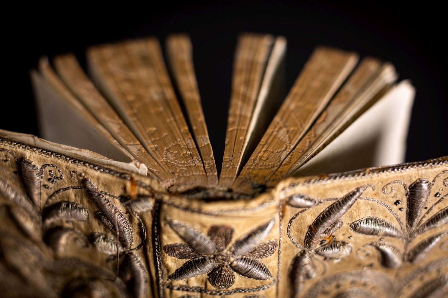 EMBROIDERED BINDING. - Image 9 of 12