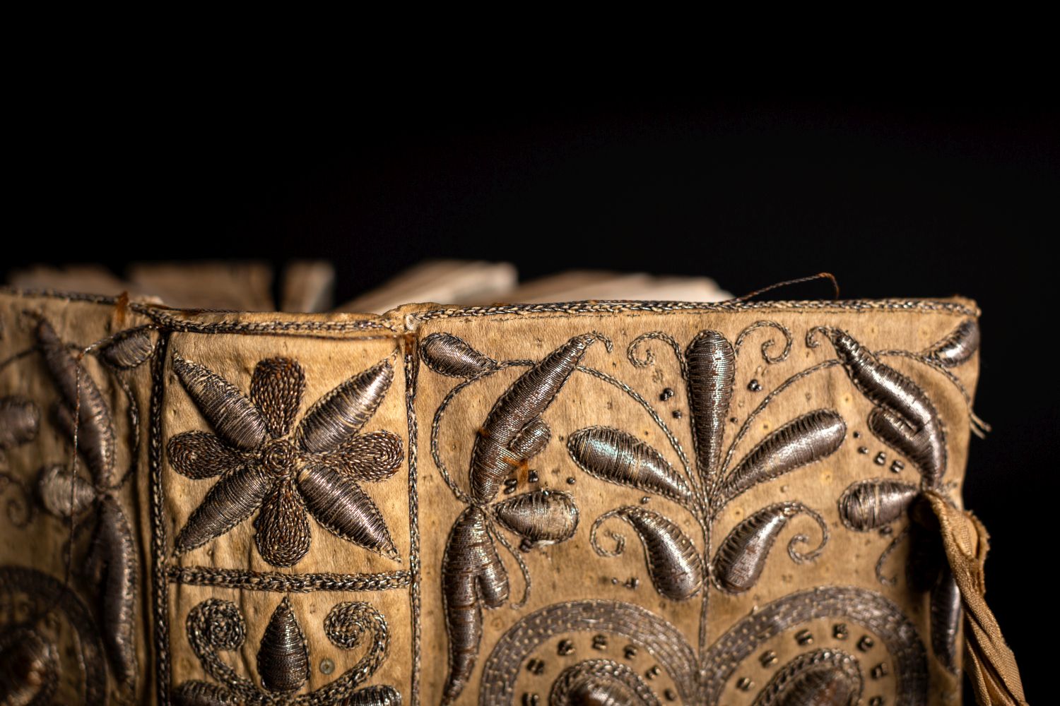 EMBROIDERED BINDING. - Image 10 of 12