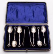 A cased set of Victorian tea spoons and