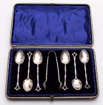 A cased set of Victorian tea spoons and