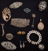 A group of antique and vintage jewellery