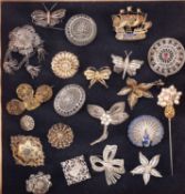 A group of filigree jewellery in silver