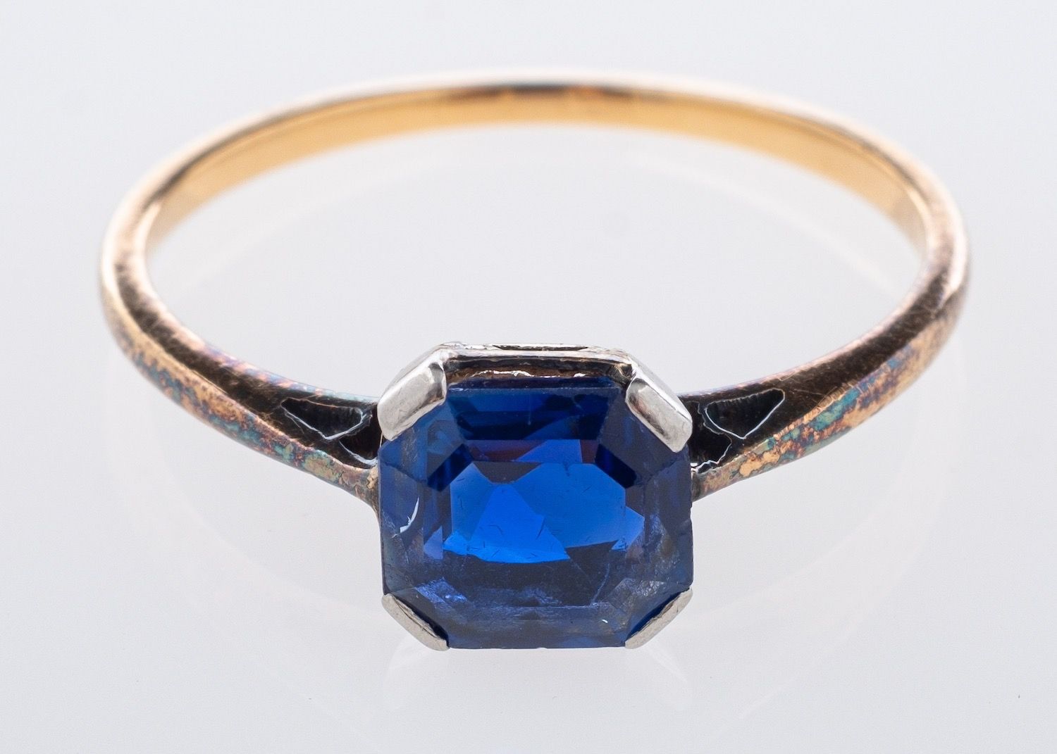 A single stone sapphire ring, set with a table-cut sapphire, sapphire approx. 1.