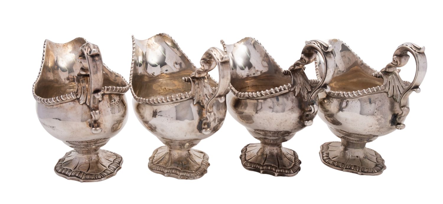 A pair of George III silver sauce boats by William Skeen, London 1765, - Bild 3 aus 5