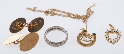 A mixed group of jewellery, including an 18ct white gold flower engraved band, UK hallmark, size P,