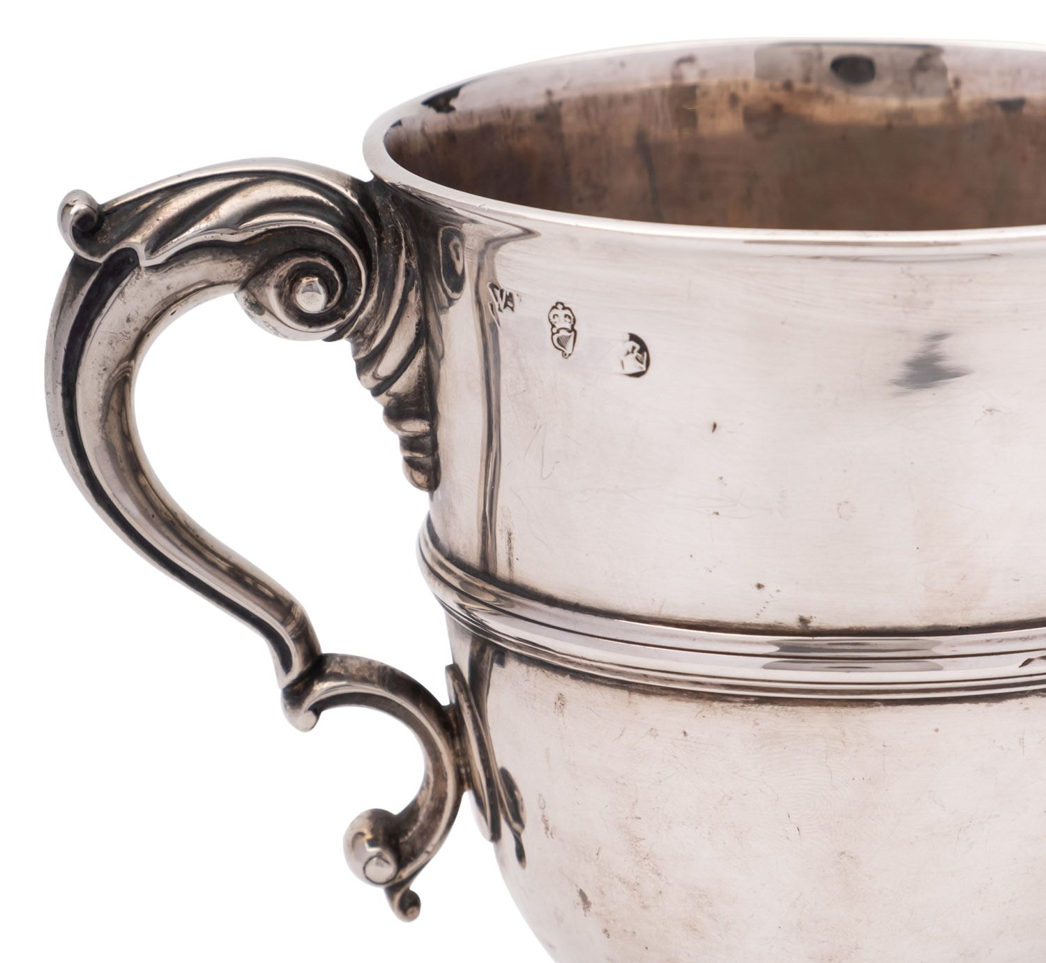 An early 19th century Irish silver two handle cup, makers mark double struck and worn, - Image 5 of 7