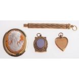 A mixed group of jewellery, to include an oval cameo brooch/pendant, unmarked & untested,