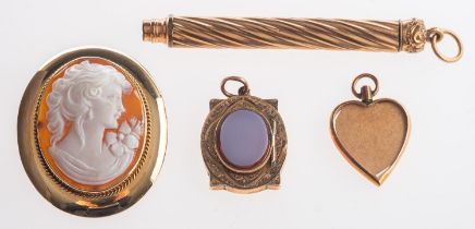 A mixed group of jewellery, to include an oval cameo brooch/pendant, unmarked & untested,