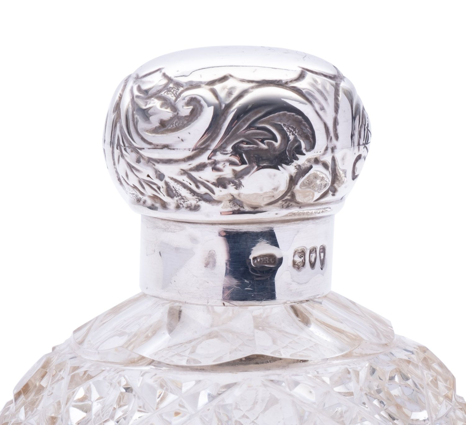 An Edward VII silver scent flask cover by J & J Maxfield Ltd, Sheffield 1903, of tall ovoid form, - Bild 2 aus 3