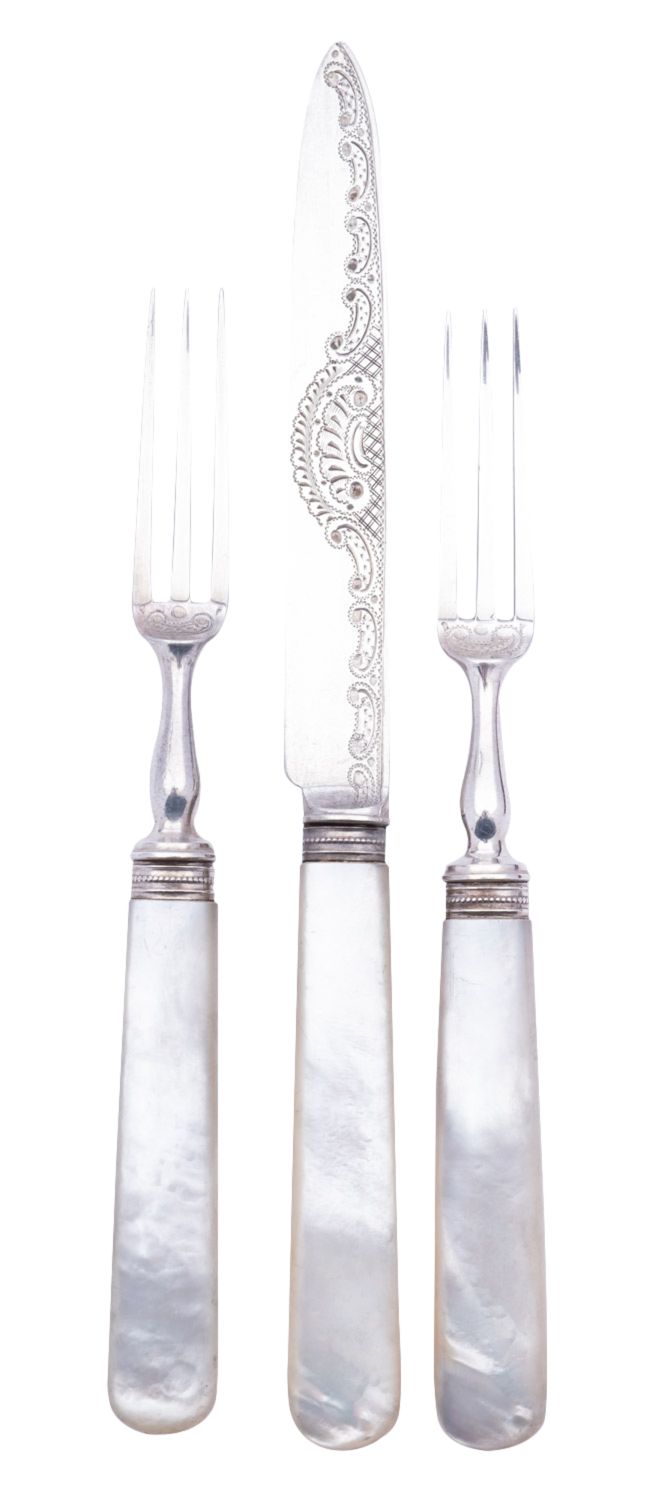 A set of twelve Edward VII silver and mother of pearl dessert knives and forks by Elkington & Co, - Bild 3 aus 4