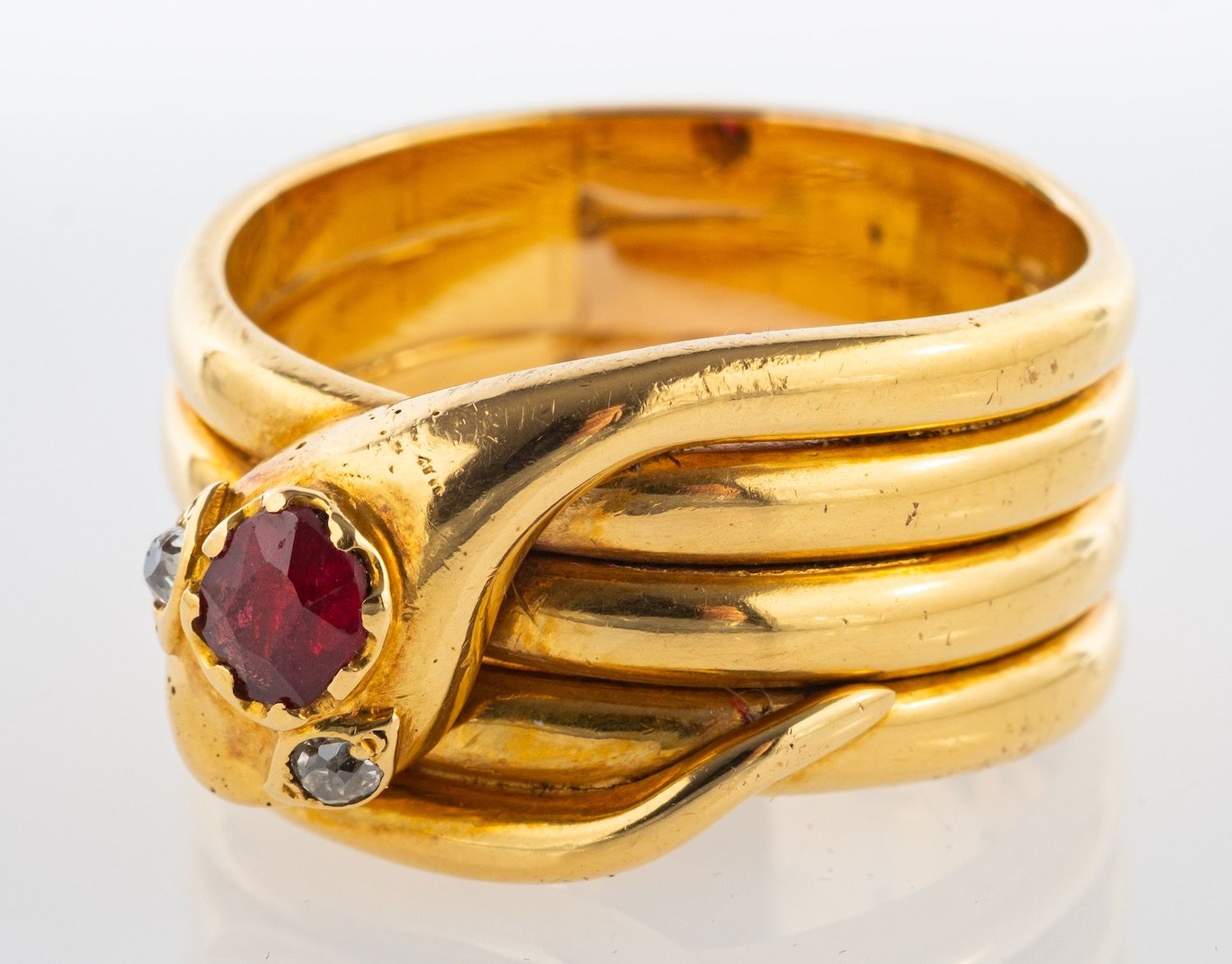 A Victorian snake ring, a coiled snake designed ring, its head set with an oval-cut ruby, - Bild 4 aus 4