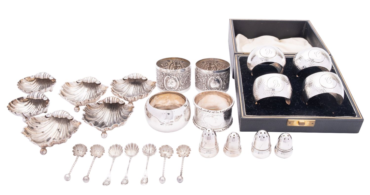 A group of silver items comprising; a cased set of four napkin rings by Henry Atkin, Sheffield 1930, - Bild 2 aus 2