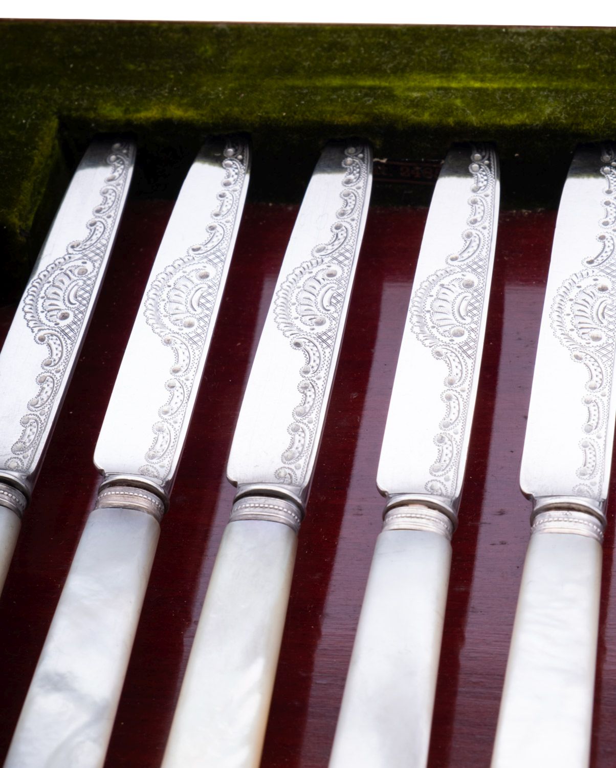 A set of twelve Edward VII silver and mother of pearl dessert knives and forks by Elkington & Co, - Bild 2 aus 4