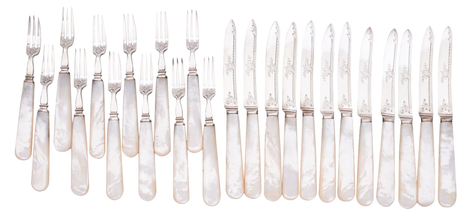 A set of twelve George V silver dessert forks and knives by Mappin & Webb Ltd, Sheffield 1911,