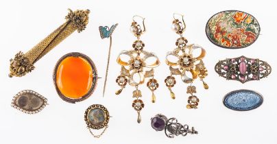 A mixed group of vintage jewellery, including an enamel butterfly stick pin,