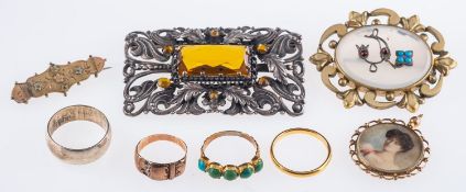 A mixed group of jewellery, including a 22ct yellow gold wedding band, UK hallmark, size R1/2, 3.
