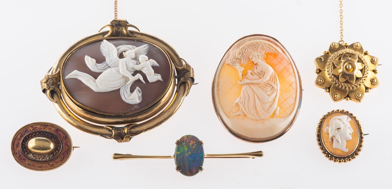 A mixed group of jewellery, including a Victorian revolving cameo brooch,