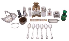 A mixed group of silver and glass items comprising:: a cased set of coffee spoons by Lee & Wigfull