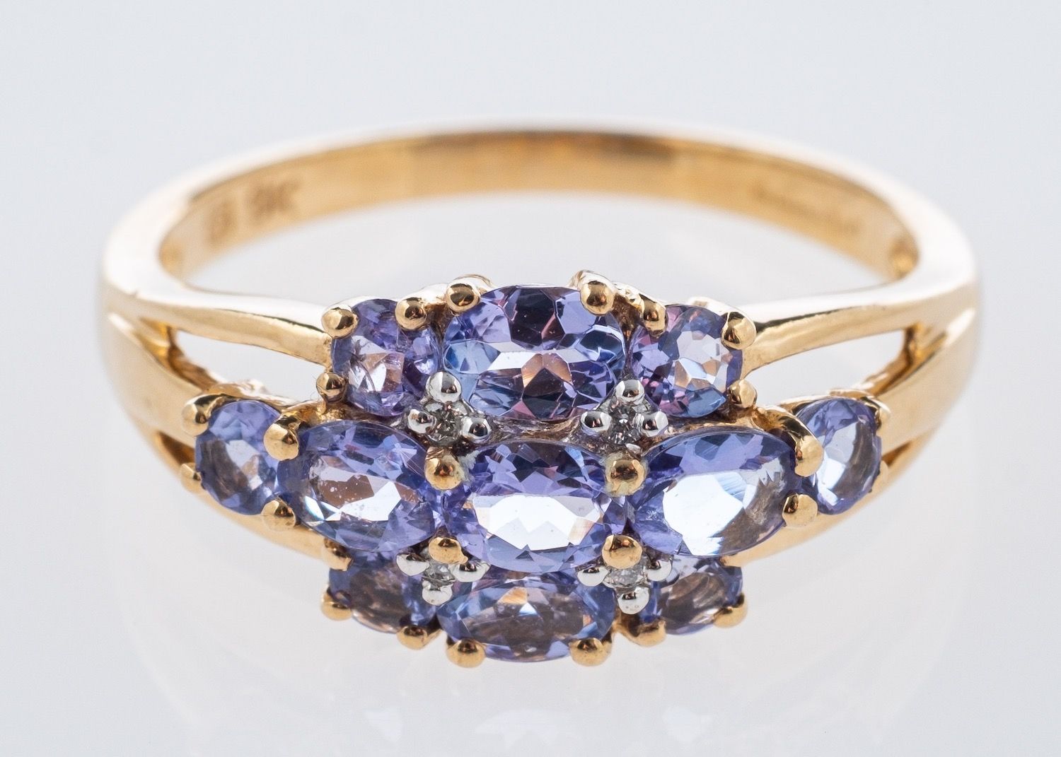 A 9ct yellow gold cluster design ring,
