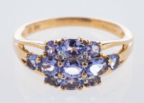 A 9ct yellow gold cluster design ring,