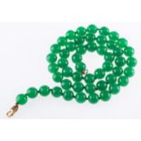 A green dyed quartzite bead necklace, diameter of quartzite beads approx. 9.7mm to 10.