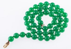 A green dyed quartzite bead necklace, diameter of quartzite beads approx. 9.7mm to 10.
